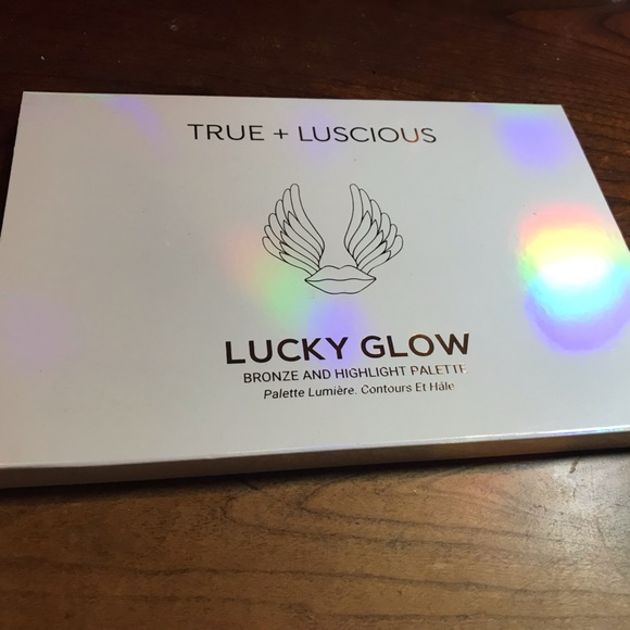 True & luscious bronzer and highlighter palette - Picture 2 of 5